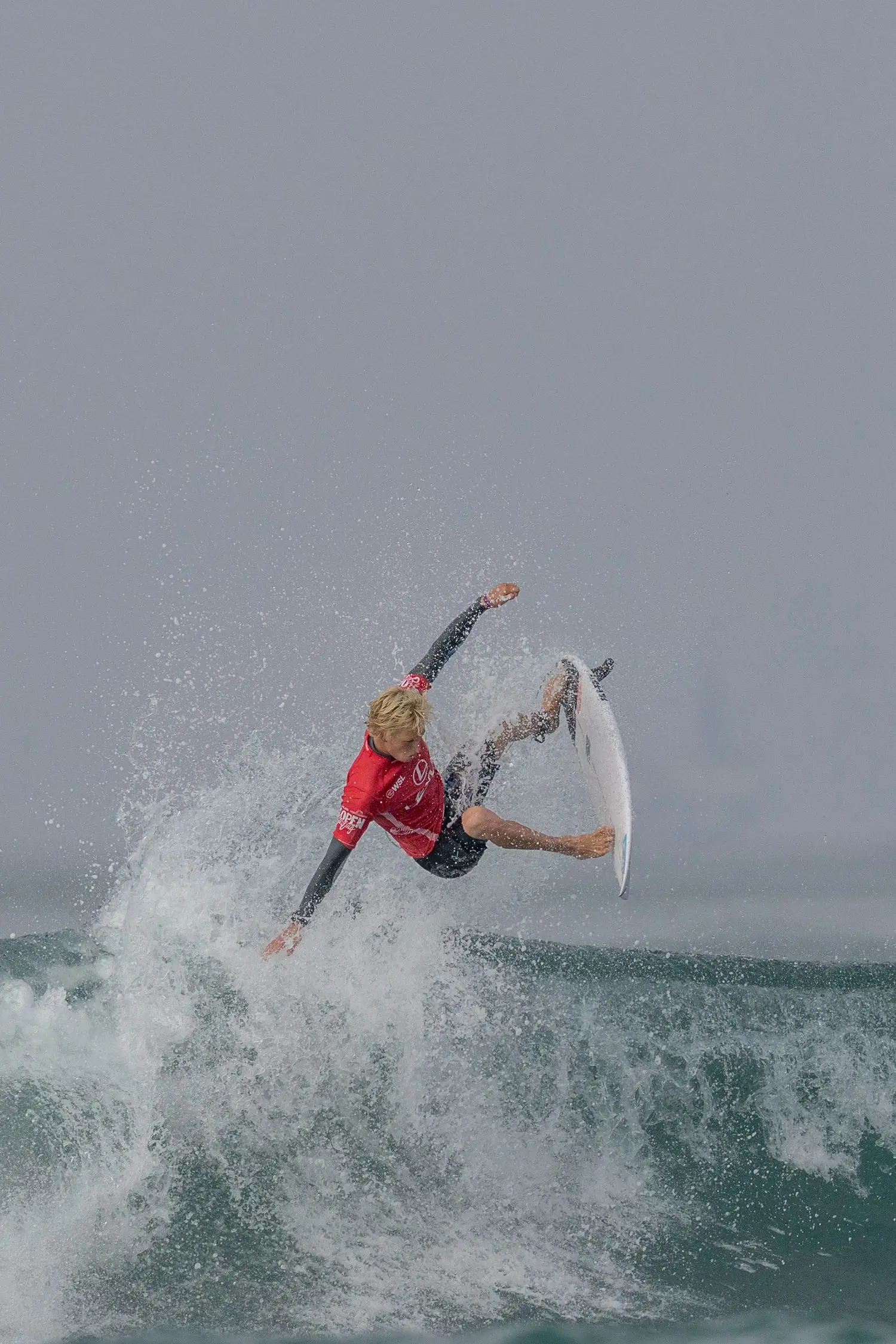 Surfer above the lip during a powerful manoeuvre